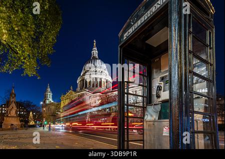 Langzeitbelichtung der St. Pauls Cathedral, London, Großbritannien Stockfoto