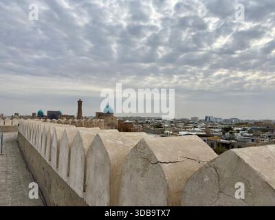 Buchara Skyline über zinnenbefestigte Festungsmauer mit Kalon Minaret Stockfoto
