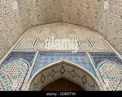 Nahaufnahme komplizierter türkisfarbener Fliesen und Muster auf Madrasah Iwan Stockfoto