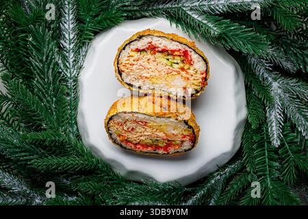 Sushi-Burger auf einem weißen Teller auf einem Weihnachtsbaum Hintergrund Stockfoto
