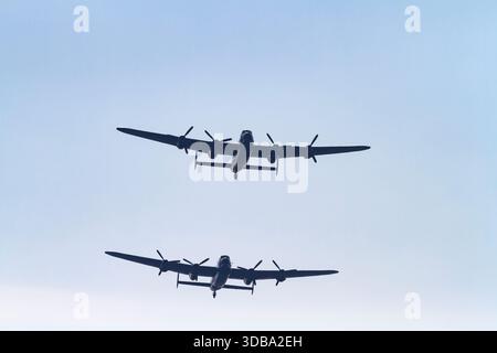 Historische Wiedervereinigung der letzten flugfähigen Avro Lancaster Bomber, C-GVRA und Vera. BBMF und Canadian Heritage Flug auf einem Besuch in Großbritannien am 23. September Stockfoto