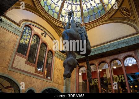 Prag, Tschechische Republik - 10.05.2025: David Cerny berühmte, umgedrehte Pferdeskulptur. Stockfoto