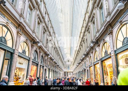 Brüssel, Belgien - 28. Oktober 2025: Over Tourism People on Shop Street in Brussels Royal Galleries of St. Hubert. Alte Architektur in Belgien Stockfoto