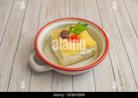 Klassische Causa in Schichten von glattem gelbem Kartoffelpüree, gewürzt mit Aji amarillo, gefüllt mit Thunfisch und Mayonnaise, garniert mit Witz Stockfoto