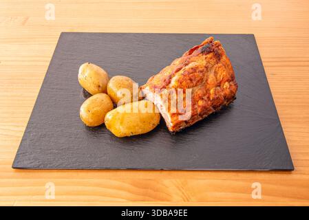 Schweinerippchen glasiert mit einer Mischung aus Sojasauce, Ananas und Ingwer, garniert mit gegrillten Ananasstücken. Stockfoto