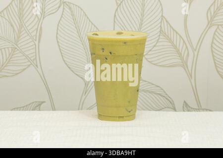 Der Matcha Latte ist ein beliebtes Getränk, das Matcha (einen lebendigen japanischen Grüntee mit Umami-Geschmack) mit Milch (oder einem Ersatz) mischt und serviert wird Stockfoto