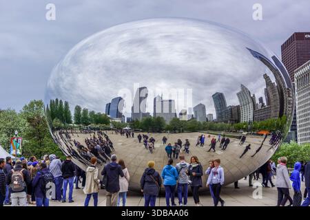 Die Skulptur Bean oder Cloud Gate im Chicago Millennium Park mit Wolkenkratzern, die sich in der glänzenden Oberfläche spiegeln. Stockfoto