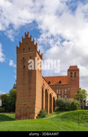 Kwidzyn, Polen - 23. September 2025: Vertikale Ansicht des Tänzers und der Burg Kwidzyn in Polen Stockfoto