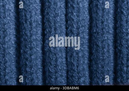Makrostruktur aus tiefblauem Rippenstrick oder Cordgewebe Stockfoto