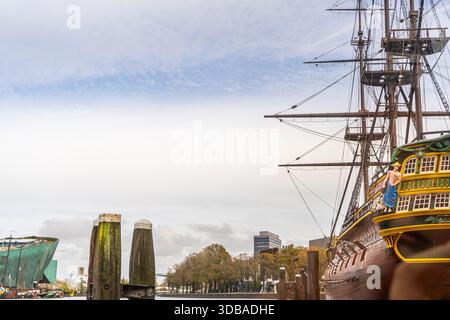 Amsterdam, Niederlande - 28. Oktober 2025: Schiffsmast alte Boote Nemo Science Museum Schiff Stockfoto