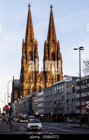 Blick von der Komoedien Straße auf die Westfassade des Doms, Köln, Deutschland. Blick von der Komoedienstrasse auf die Westfassade des Doms, Koe Stockfoto