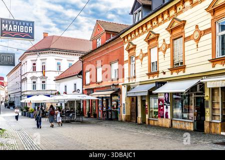 Vetrinjska ulica in der Altstadt, charmante Fußgängerzone mit Restaurants, Cafés und historischer Architektur, beliebtes kulturelles Wahrzeichen in Maribor. Stockfoto