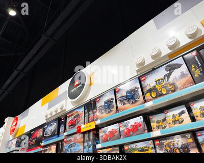 Stretford, Großbritannien – 15. November 2025: Bunte Lego Technic Boxen in einem hellen Ladenregal in Manchester, Großbritannien. Stockfoto