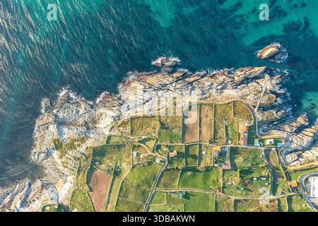 Drohnenblick auf die felsige Küste, das türkisfarbene Atlantikwasser und die grünen Felder in Nordspanien. Tourismus, Reisekonzept. Stockfoto