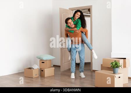 Glückliches Paar genießt den Umzugstag in ihrem neuen Zuhause mit Spannung und Freude Stockfoto