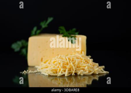 Geriebener Hartkäse und Petersilie für eine gesunde Mahlzeit. Stockfoto