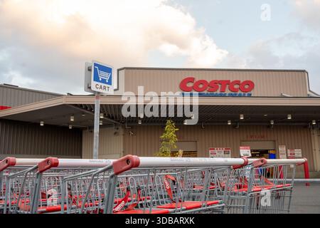Costco Einkaufswagen am Eingang des Ladens Stockfoto