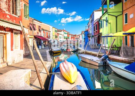 Burano, Venedig. Insel Burano farbenfrohe Häuser und Blick auf den Kanal. Touristenziel Norditaliens Stockfoto