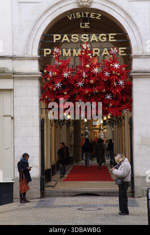 Weihnachtsdekoration hängt am Eingang der Passage Pommeraye im Stadtzentrum von Nantes, Frankreich. Nantes, Frankreich Stockfoto
