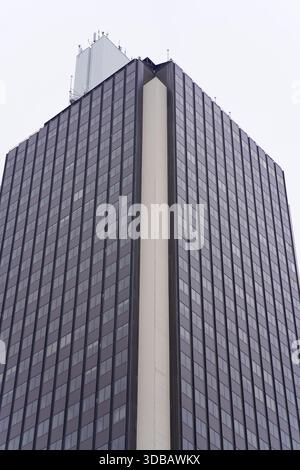 Moderner Büroturm mit Glasfassade über dem Stadtzentrum von Nantes, Frankreich. Nantes, Frankreich Stockfoto