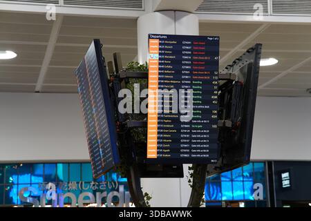 Digitale Abflugtafel mit Fluginformationen im Terminal des Flughafens Nantes in Frankreich. Nantes, Frankreich Stockfoto