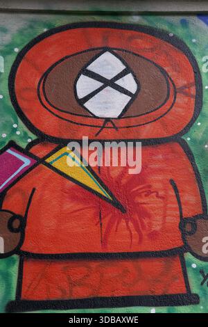 Street Art Wandgemälde mit einer Kapuzenfigur des Künstlers Nosoudis in Nantes, Frankreich. Nantes, Frankreich Stockfoto