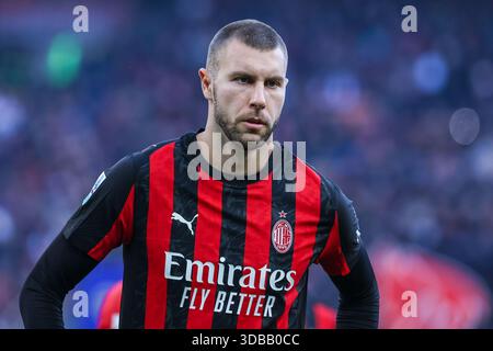 Mailand, Italien. Dezember 2025. Strahinja Pavlovic vom AC Mailand wird während des Fußballspiels der Serie A 2025/26 zwischen AC Mailand und US Sassuolo im San Siro Stadion beobachtet. Endpunktzahl: AC Milan 2:2 Sassuolo. Quelle: SOPA Images Limited/Alamy Live News Stockfoto