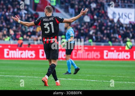 Mailand, Italien. Dezember 2025. Strahinja Pavlovic of ist während des Fußballspiels der Serie A 2025/26 zwischen dem AC Milan und US Sassuolo im San Siro Stadion in Mailand zu sehen. Endpunktzahl: AC Milan 2:2 Sassuolo. Quelle: SOPA Images Limited/Alamy Live News Stockfoto