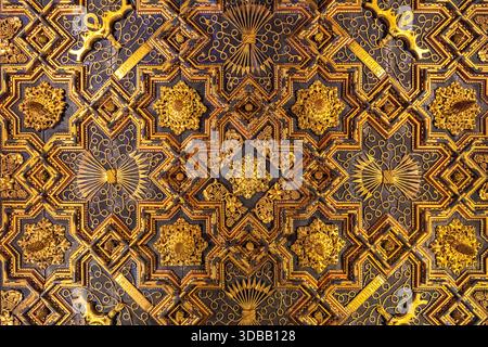 Goldene dekorative Innenausstattung, Decke des Aljaferia-Palastes Stockfoto