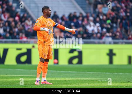 Mike Maignan vom AC Mailand Gesten während des Fußballspiels der Serie A 2025/26 zwischen dem AC Mailand und US Sassuolo im San Siro Stadion in Mailand Stockfoto