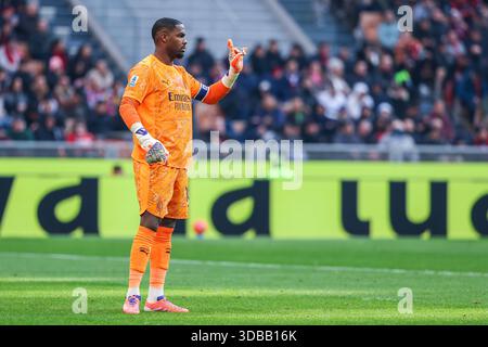 Mike Maignan vom AC Mailand Gesten während des Fußballspiels der Serie A 2025/26 zwischen dem AC Mailand und US Sassuolo im San Siro Stadion in Mailand Stockfoto