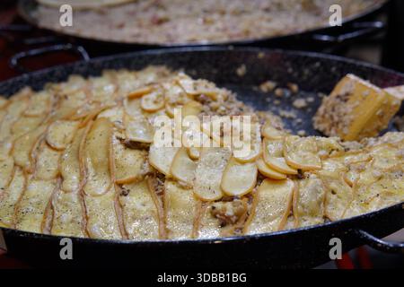 Traditionelles Tartlette-Gericht mit Kartoffeln und Käse in einer großen Pfanne an einem Lebensmittelmarkt. Nantes, Frankreich Stockfoto
