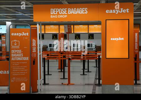 EasyJet Check-in-Bereich innerhalb eines Flughafenterminals mit Hinweisschildern über Gepäck und Boarding.Nantes, Frankreich Stockfoto
