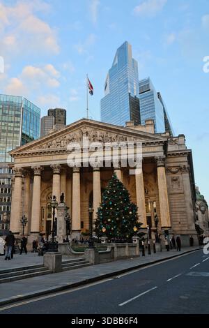 The Royal Exchange and Christmas Tree London UK Dezember 2025 Stockfoto