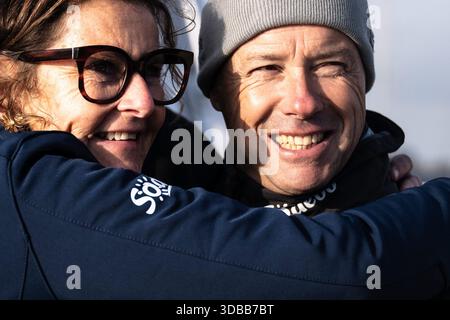 © PHOTOPQR/OUEST FRANCE/Guillaume Saligot/Ouest-France ; Lorient ; 15/12/2025 ; Thomas COVILLE avec sa femme Cathy COVILLE alors que le TEAM SODEBO emmené par le Skipper finistèrien part des quais de Lorient ( Morbihan ) La Base pour une nouvelle tentative de Record du Tour du Monde du Tour du Monde à la Voile 2025 Foto : Guillaume Saligot/Ouest-France Lorient, Frankreich, 15. dezember 2025 das TEAM SODEBO unter der Leitung von Thomas COVILLE verlässt die Docks von Lorient (Morbihan), um einen neuen Weltrekordversuch zu machen Stockfoto