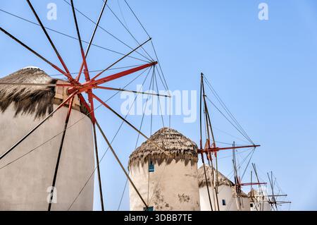 Details zu traditionellen Windmühlen auf einem Hügel in Mykonos-Stadt, Kykladen, Griechenland. Stockfoto
