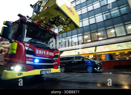 Ein Feuerwehrwagen fährt durch das Zentrum von London, Großbritannien Stockfoto