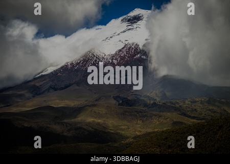Blick auf den majestätischen Cotopaxi Vulkan erhebt sich, seinen schneebedeckten Gipfel, der die Wolken durchdringt, eine Symphonie aus weiß-, Grau- und Erdtönen, Latacunga, Cotopaxi Stockfoto