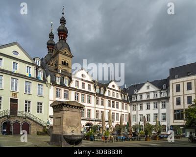 Blick auf eine Liebfrauenkirche unserer Dame mit einem Uhrturm erhebt sich über dem Planplatz, Koblenz Mitte, Rheinland-Pfalz, Deutschland. Stockfoto