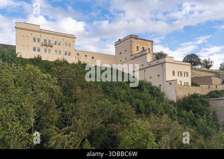 Blick auf eine imposante Festung mit cremefarbenen Mauern, die von einem grünen Hügel unter einem riesigen Himmel ragen, Ehrenbreitstein, Koblenz, Deutschland. Stockfoto