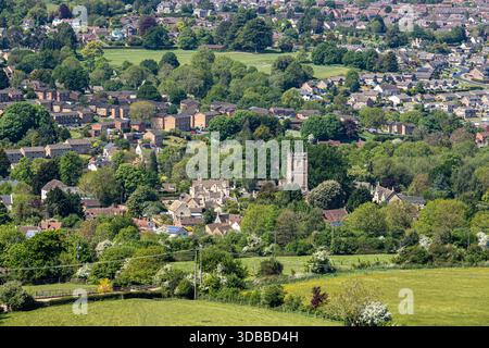 Die Stadt Cam aus dem Cam Peak (ein Ausreißer des Cotswold-Scraps) in der Nähe von Dursley, Gloucestershire, England, Großbritannien Stockfoto