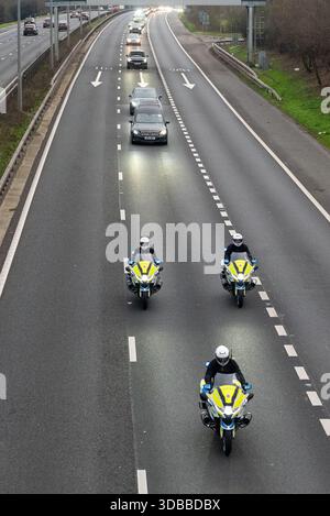 Epping, Essex, Großbritannien. Dezember 2025. PC Mathew Parker, ein Motorradoffizier der Chigwell Roads Police Unit, starb am Mittwoch, den 19. November, auf der A12, als er auf einen Notfall reagierte. Seine Trauerwache hielt an der Essex Police Chigwell Traffic Unit, wo sich eine große Eskorte von Polizei und anderen Rettungsdiensten sowie Motorradclubs anschloss. PC Parker war Motorradbegeisterter und Clubmitglied. Das Kortege geht nördlich auf der M11 in Richtung Krematorium bei Harlow Stockfoto
