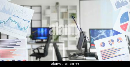 Pfeil und Diagramme auf Glasplatte im Büro des Händlers Stockfoto