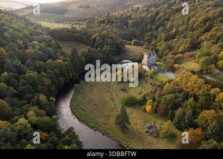 Blick aus der Vogelperspektive auf Neidpath Castle inmitten der lebhaften Wandteppiche des Herbstes, wo sich der Fluss Tweed durch das Herz des Tals schlängelt, Peebles, Schottland, Vereinigtes Stockfoto