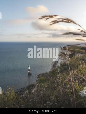 Aus der Vogelperspektive des berühmten rot-weißen Beachy Head Lighthouse, der sich kühn vor dem türkisfarbenen Meer erhebt, Eastbourne, Großbritannien. Stockfoto