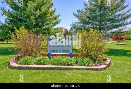 Wilderness Park in Addison Illinois mit Landschaftsschildern, Grünflächen, Kiefern und einem gepflegten Gemeinschaftspark. Stockfoto