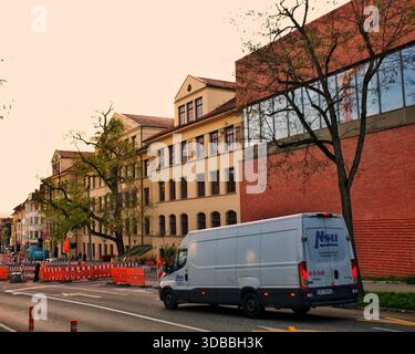 Pforzheim, Deutschland Dezember, weißer Van in der Nähe von Baubarriere und roter Beschilderung geparkt, Lieferung Stockfoto