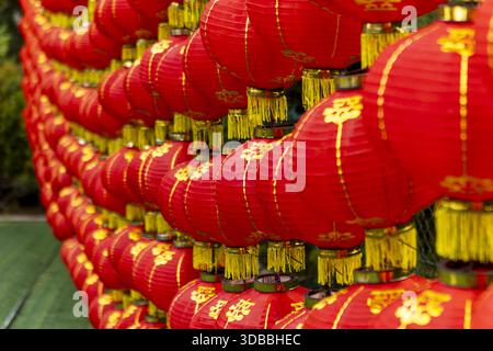 Der Blick auf leuchtende rote Laternen mit goldenen Quasten schafft ein faszinierendes Spektakel aus Farbe und Tradition, das ein warmes Leuchten ausstrahlt, Kuala Lumpur, Federal Ter Stockfoto