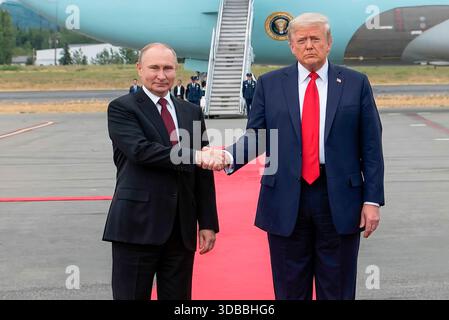 Präsident Putin und Präsident Trump treffen sich zu Gesprächen über die Ukraine am 15. August 2025 der Russland-USA-Gipfel 2025 (auch bekannt als Alaska 2025 oder Trump-Putin-Gipfel in Alaska) war ein Gipfeltreffen zwischen US-Präsident Donald Trump und dem russischen Präsidenten Wladimir Putin. Es fand am 15. August 2025 auf der Joint Base Elmendorf–Richardson in Anchorage, Alaska, statt Stockfoto