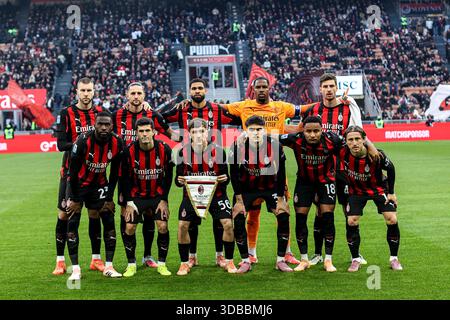 Mailand, Italien. Dezember 2025. Das Team des AC Milan ist während des Spiels der SERIE A 2025/2026 AC Milan und Sassuolo im San Siro Stadion zu sehen. Endpunktzahl: AC Milan 2:2 Sassuolo. Quelle: SOPA Images Limited/Alamy Live News Stockfoto
